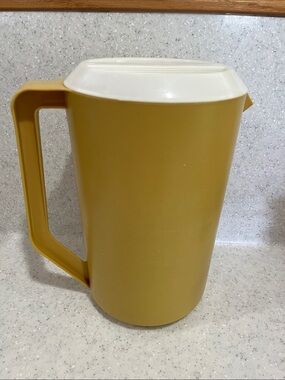 RUBBERMAID Harvest Gold 1 Gallon Plastic Pitcher W/White Lid 2718 Vtg **READ**